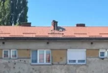 Stanari upozoravaju na opasnost u centru Ilijaša: Kamenje s oštećenog krova prijeti prolaznicima