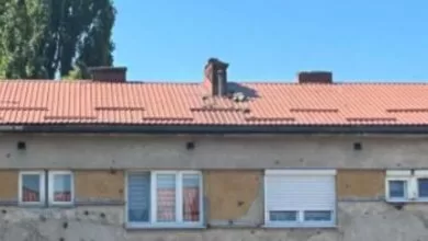 Stanari upozoravaju na opasnost u centru Ilijaša: Kamenje s oštećenog krova prijeti prolaznicima