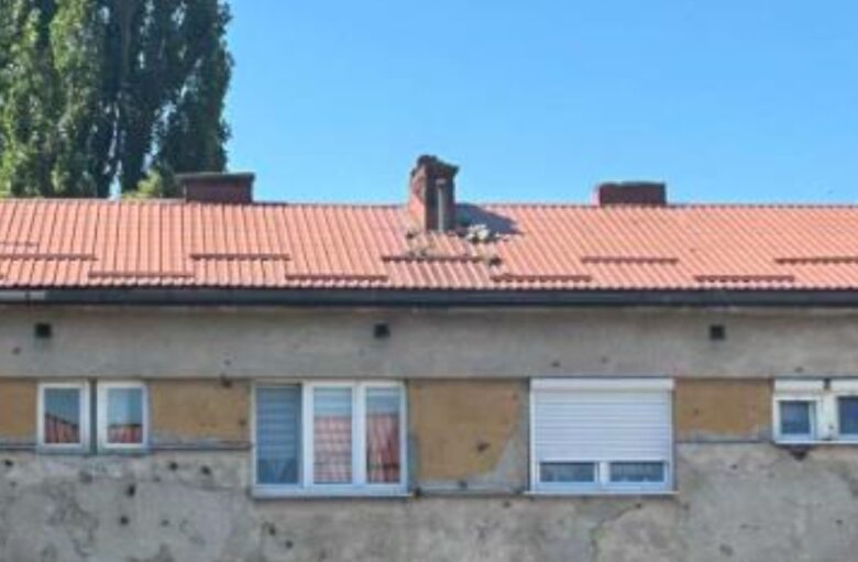 Stanari upozoravaju na opasnost u centru Ilijaša: Kamenje s oštećenog krova prijeti prolaznicima