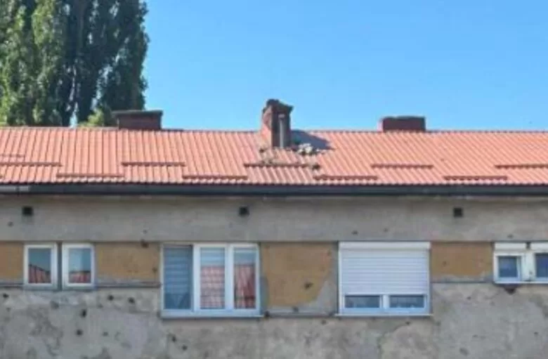 Stanari upozoravaju na opasnost u centru Ilijaša: Kamenje s oštećenog krova prijeti prolaznicima