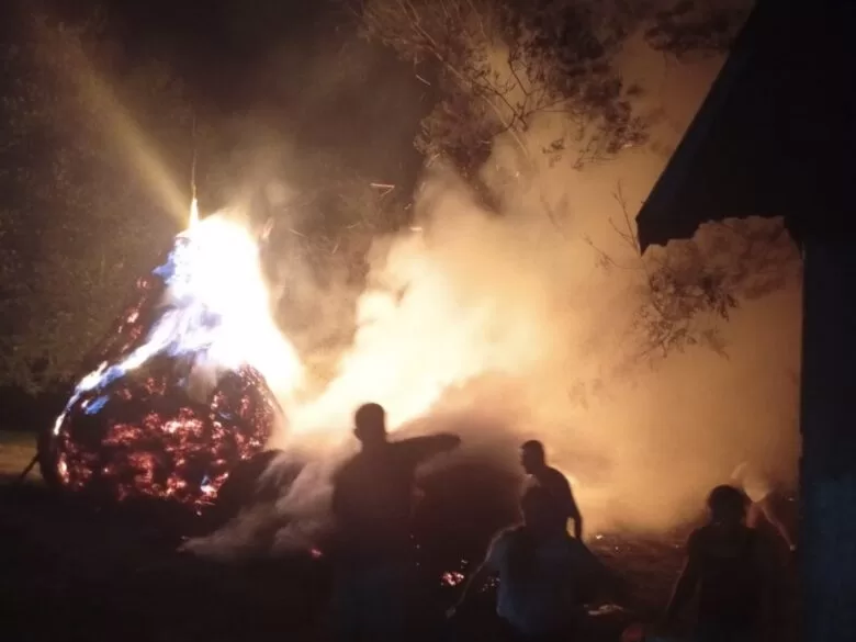 Požar u Solakovićima kod Ilijaša: Izgorjeli sijeno i pomoćni objekat