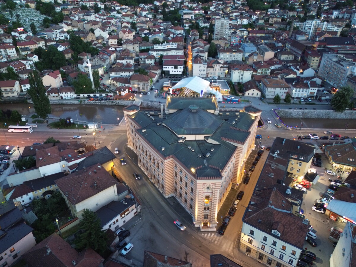Na današnji dan prije 34 godine zapaljena sarajevska Vijećnica