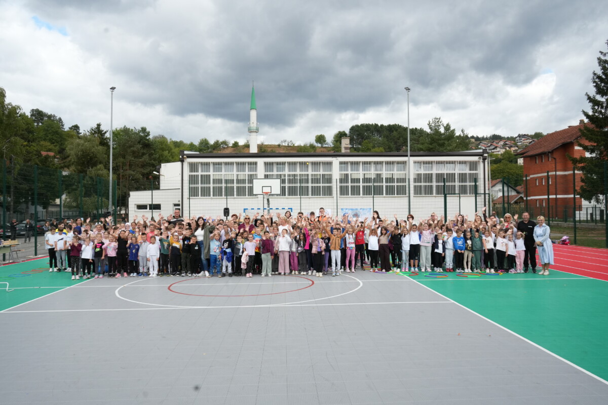 Ispred OŠ Podlugovi održan Dan sporta u atletici: Učenici se takmičili u 10 sportskih disciplina