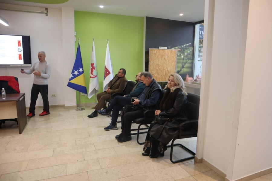 U Ilijašu održano predavanje za pčelare: Kako pravilno pripremiti pčelinja društva za zimu?