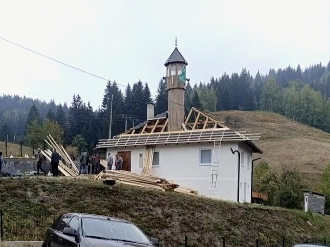 U Vukasovićima kod Ilijaša u toku radovi na obnovi krova džamije
