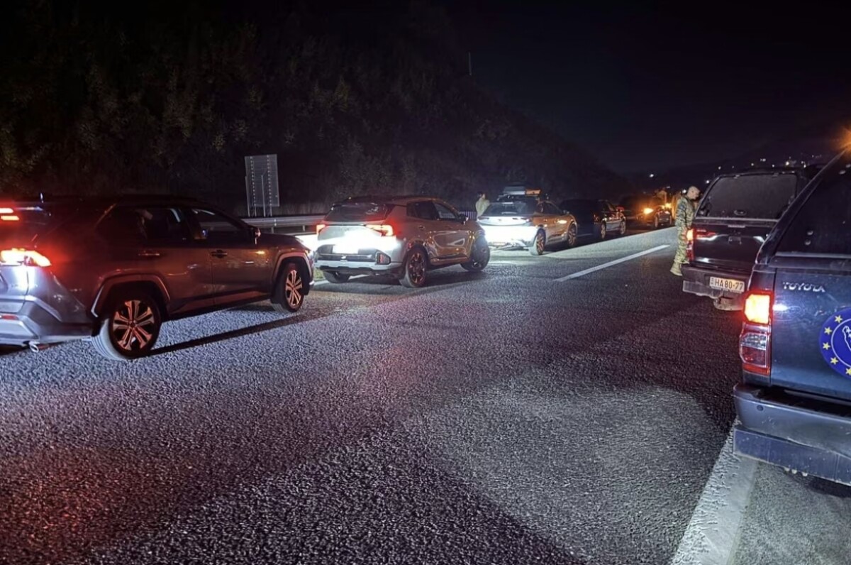 Teška nesreća na autoputu Visoko–Sarajevo: Vozilo u plamenu, duge kolone