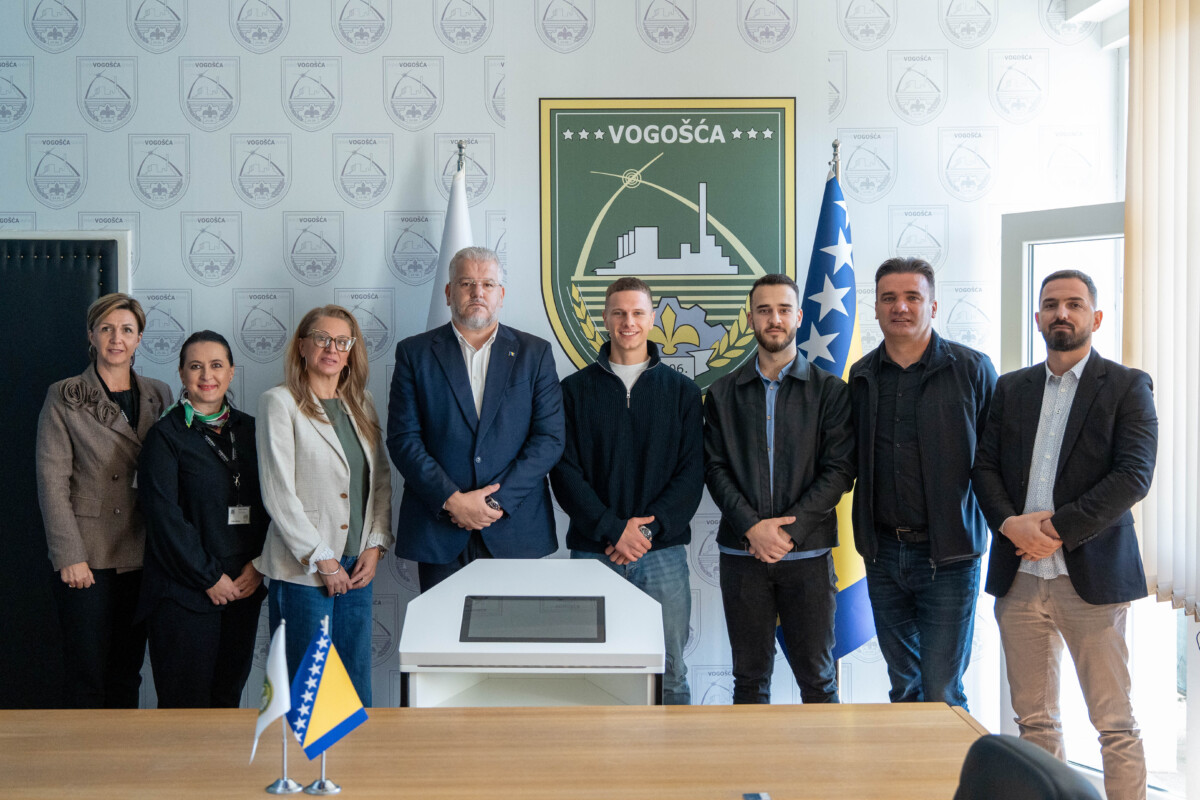 Ideju podržala i Općina Vogošća: Bivši učenici Srednjoškolskog centra načelniku Hasanoviću prezentirali “pametni sto”