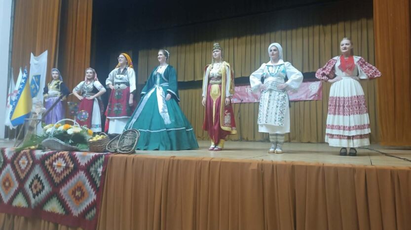 U Ilijašu održana revija narodnih nošnji Bosne i Hercegovine i regije „Trag prošlosti“